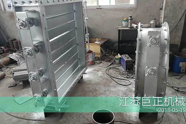 方形擋板門(mén)（寬7m），制作后期噴漆進(jìn)行中
