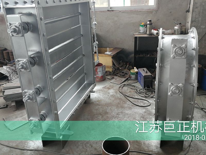 方形擋板門（寬7m），制作后期噴漆進行中